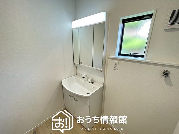 【洗面台・洗面所】鏡の両サイドは、必要なものを取出しやすく、大きな鏡面で朝の準備も快適。
使いやすいリフトアップ機能付きのシングルレバーシャワー水栓付です。