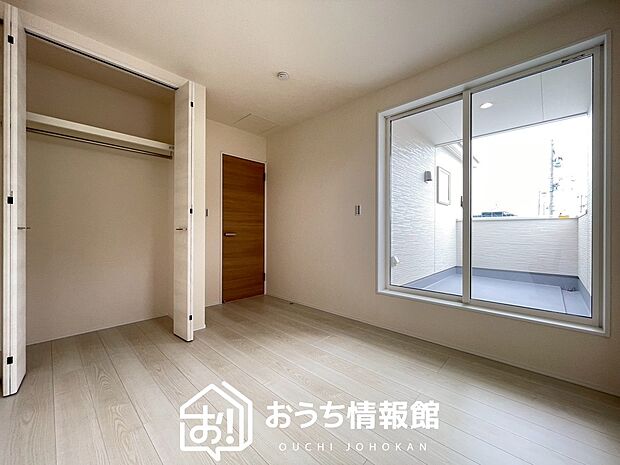 【現地写真(洋室)】木目の美しさを際立たせるシンプルデザインの建具を使用しています。
