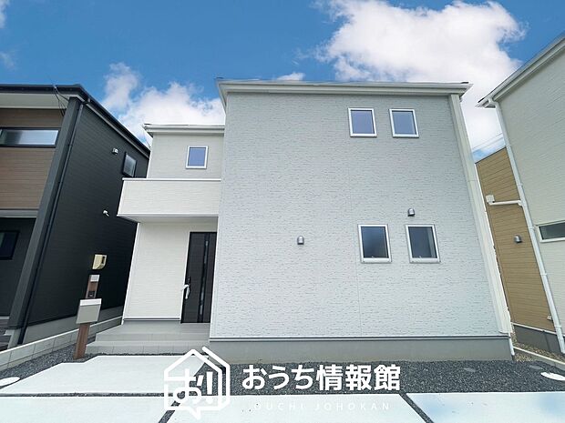【現地写真(外観)【2号地】】軽くて火災に強い屋根材を採用し、地震時の建物への負担や揺れを軽減しています。