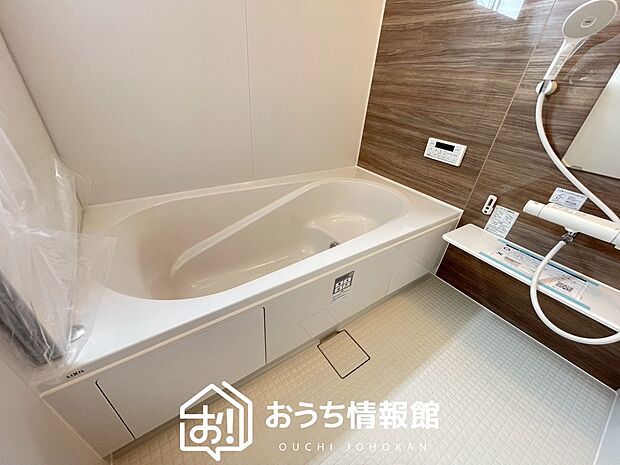 【現地写真(浴室)】浴室暖房乾燥機付き。1坪タイプで広々です。