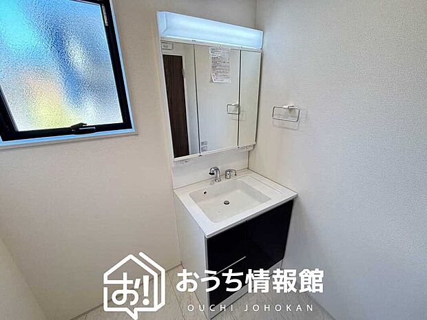 【洗面台・洗面所】鏡の両サイドは、必要なものを取出しやすく、大きな鏡面で朝の準備も快適。
使いやすいリフトアップ機能付きのシングルレバーシャワー水栓付です。