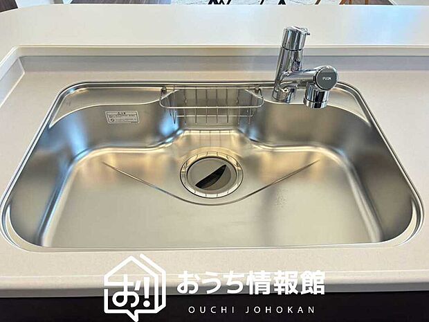 【浄水器内臓型ハンドシャワー付シンク】傷や汚れが付きにくい静音仕様の全面エンボス加工シンク。
また、蛇口の先端に浄水器を内蔵。浄水シャワーが使える毎分4リットルのたっぷり浄水。