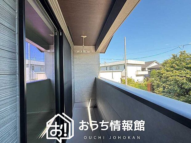 【バルコニー】奥行きが広く、洗濯物をゆったりと干せる十分な広さで、家族の洗濯も捗ります。