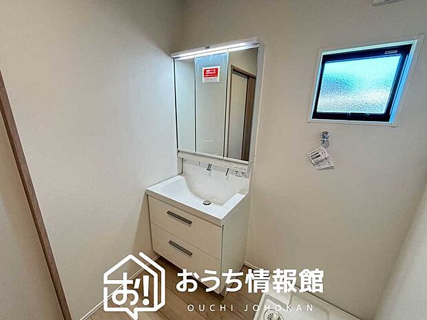 【洗面台・洗面所】鏡の両サイドは、必要なものを取出しやすく、大きな鏡面で朝の準備も快適。
使いやすいリフトアップ機能付きのシングルレバーシャワー水栓付です。