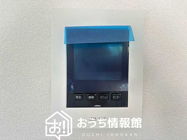 【TVモニター付インターホン】来訪者を画像と音声で確認できる、防犯性に優れた安心のシステム。
スッキリしたデザインで、誰でも簡単に操作できます。