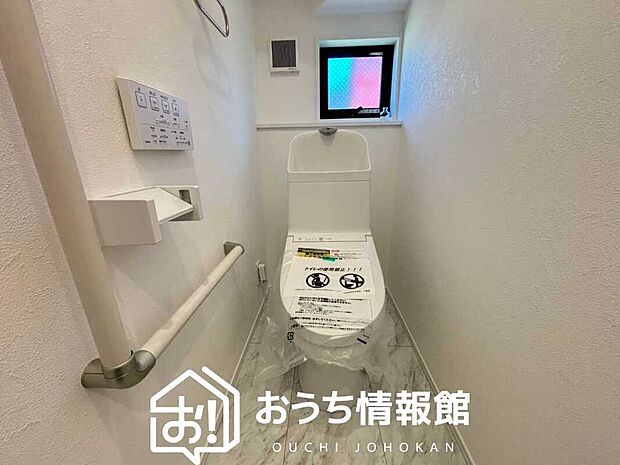 【トイレ】汚れてもサッとひと拭きでお手入れ簡単、エコ仕様の温水洗浄便座付きのトイレです。
バリアフリーにも配慮しています。