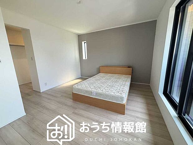 【現地写真(寝室)】木目の美しさを際立たせるシンプルデザインの建具を使用しています。
