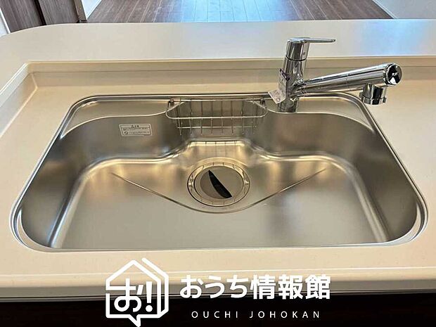 【浄水器内臓型ハンドシャワー付シンク】傷や汚れが付きにくい静音仕様の全面エンボス加工シンク。
また、蛇口の先端に浄水器を内蔵。浄水シャワーが使える毎分4リットルのたっぷり浄水。