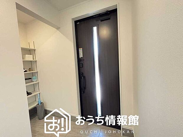 【現地写真(玄関)】玄関には、大型のシューズ収納を設置しています。