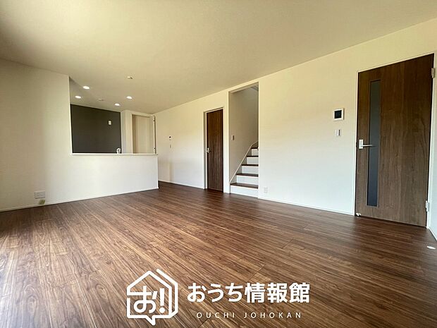【現地写真(リビング)】フローリング材には、木目、色調など木材特有の風合いがあり、ナチュラルな美しさになっています。