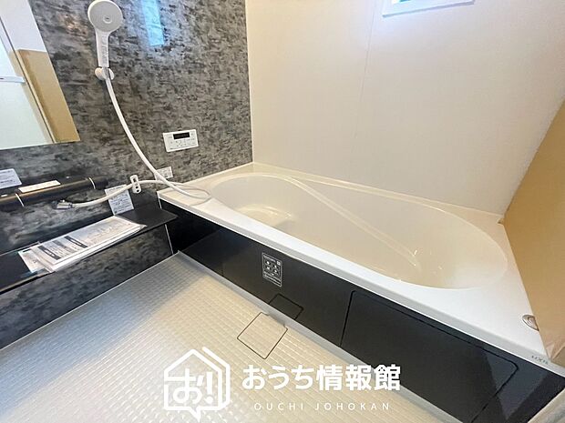 【現地写真(浴室)】浴室暖房乾燥機付き。1坪タイプで広々です。