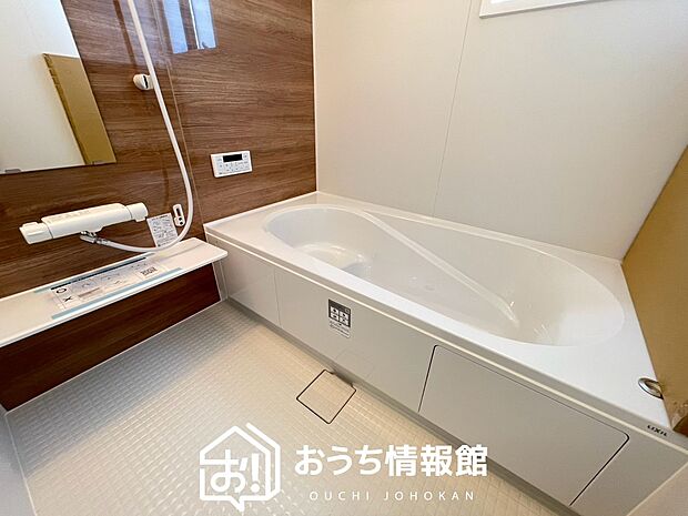 【現地写真(浴室)】浴室暖房乾燥機付き。1坪タイプで広々です。