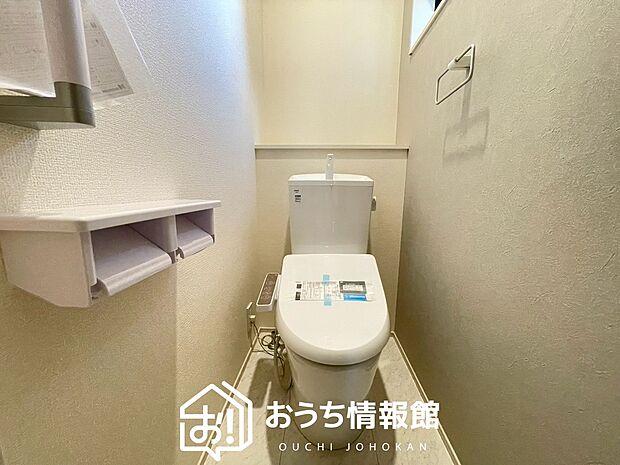 【トイレ】汚れてもサッとひと拭きでお手入れ簡単、エコ仕様の温水洗浄便座付きのトイレです。
バリアフリーにも配慮しています。