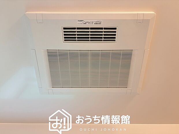 【電気式浴室暖房換気乾燥機】寒い冬場はあたたかく、暑い夏場は扇風機のような心地よさです。
雨の日は、浴室が衣類乾燥スペースになります。