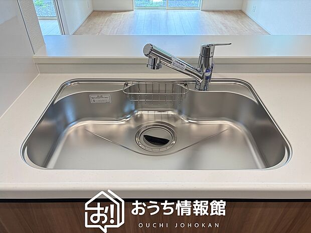 【浄水器内臓型ハンドシャワー付シンク】傷や汚れが付きにくい静音仕様の全面エンボス加工シンク。
また、蛇口の先端に浄水器を内蔵。浄水シャワーが使える毎分4リットルのたっぷり浄水。