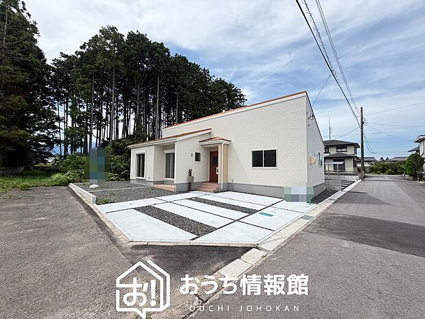 【現地写真（前道含む外観）】健康被害に配慮したもっとも安全性の高い建材を採用し、シックハウス対策をしております。