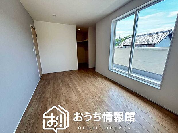 【現地写真(洋室)】木目の美しさを際立たせるシンプルデザインの建具を使用しています。