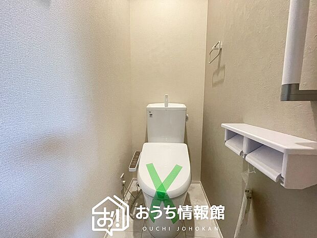 【トイレ】汚れてもサッとひと拭きでお手入れ簡単、エコ仕様の温水洗浄便座付きのトイレです。
バリアフリーにも配慮しています。