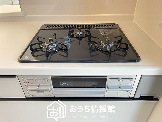 【ビルトインコンロ】フラットな構造で清掃性が高く、過熱防止センサー付3口タイプで日頃の家事も快適です。