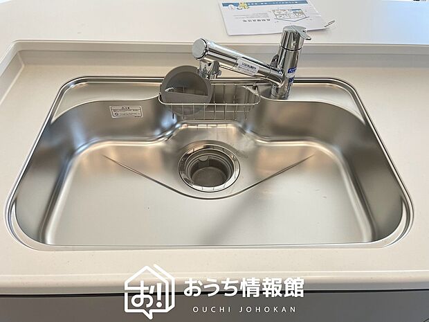 【浄水器内臓型ハンドシャワー付シンク】傷や汚れが付きにくい静音仕様の全面エンボス加工シンク。
また、蛇口の先端に浄水器を内蔵。浄水シャワーが使える毎分4リットルのたっぷり浄水。