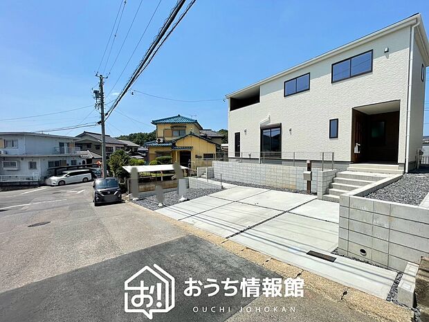【現地写真(前道含む外観)】軽くて火災に強い屋根材を採用し、地震時の建物への負担や揺れを軽減しています。