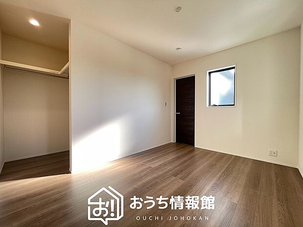 【現地写真(洋室)】木目の美しさを際立たせるシンプルデザインの建具を使用しています。