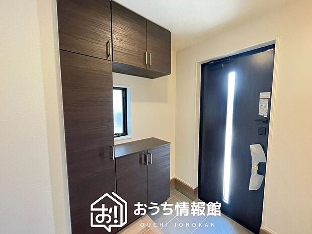 【現地写真(玄関)】玄関には、大型のシューズ収納を設置しています。