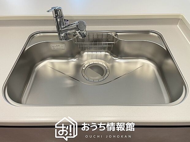【浄水器内臓型ハンドシャワー付シンク】傷や汚れが付きにくい静音仕様の全面エンボス加工シンク。
また、蛇口の先端に浄水器を内蔵。浄水シャワーが使える毎分4リットルのたっぷり浄水。
