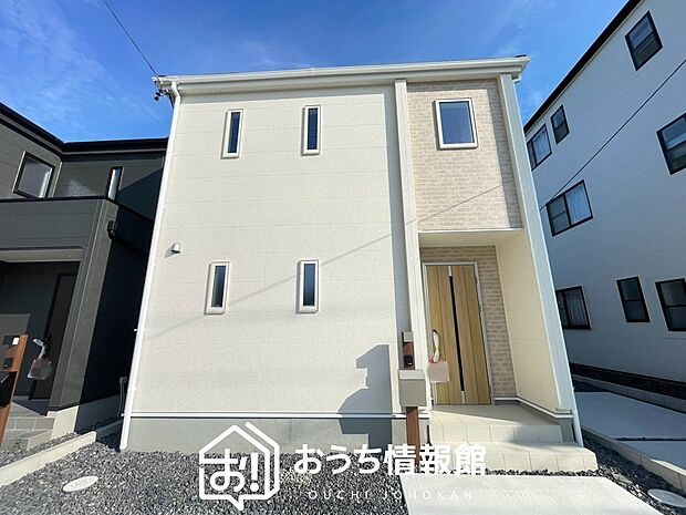 【現地写真(外観)【2号地】】軽くて火災に強い屋根材を採用し、地震時の建物への負担や揺れを軽減しています。