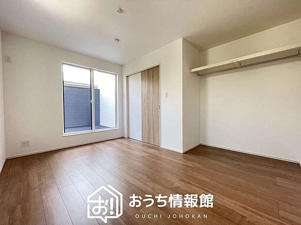【現地写真(寝室)】木目の美しさを際立たせるシンプルデザインの建具を使用しています。