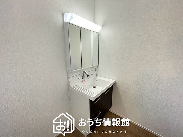 【洗面台・洗面所】鏡の両サイドは、必要なものを取出しやすく、大きな鏡面で朝の準備も快適。
使いやすいリフトアップ機能付きのシングルレバーシャワー水栓付です。