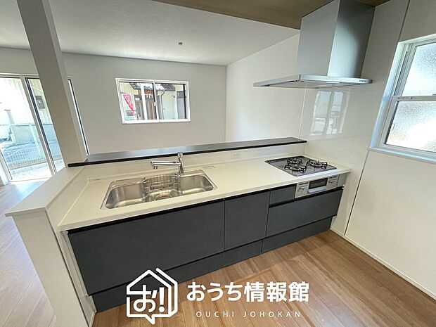 【現地写真（キッチン）】収納たっぷりのシステムキッチン、浄水器付水栓を標準装備しています。