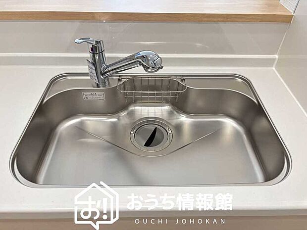【浄水器内臓ハンドシャワー付シンク】広々とした凸型シンクに洗剤ポケットを標準装備。すっきり収納できます。
また、蛇口の先端に浄水器を内蔵しているため場所をとりません。