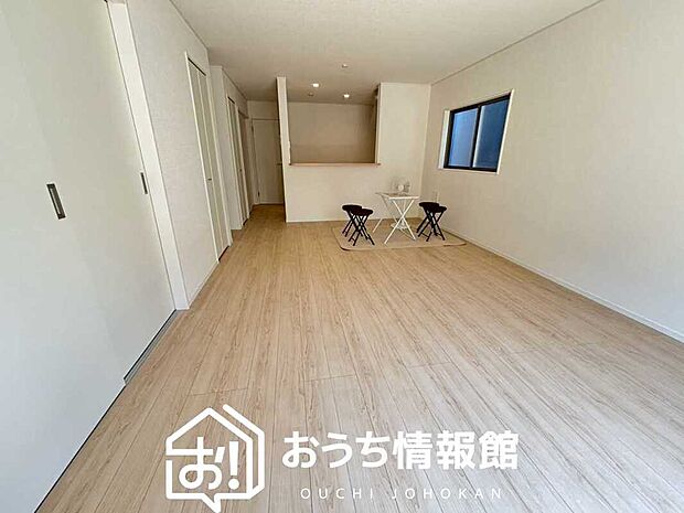 【現地写真(リビング)】フローリング材には、木目、色調など木材特有の風合いがあり、ナチュラルな美しさになっています。
