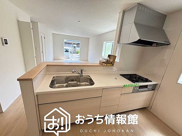 【現地写真（キッチン）】収納たっぷりのシステムキッチン、浄水器付水栓を標準装備しています。