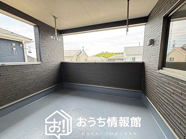 【バルコニー】奥行きが広く、洗濯物をゆったりと干せる十分な広さで、家族の洗濯も捗ります。