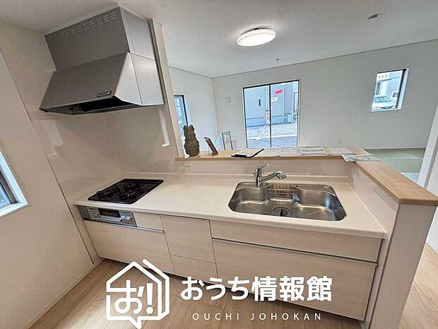 【現地写真（キッチン）】収納たっぷりのシステムキッチン、浄水器付水栓を標準装備しています。