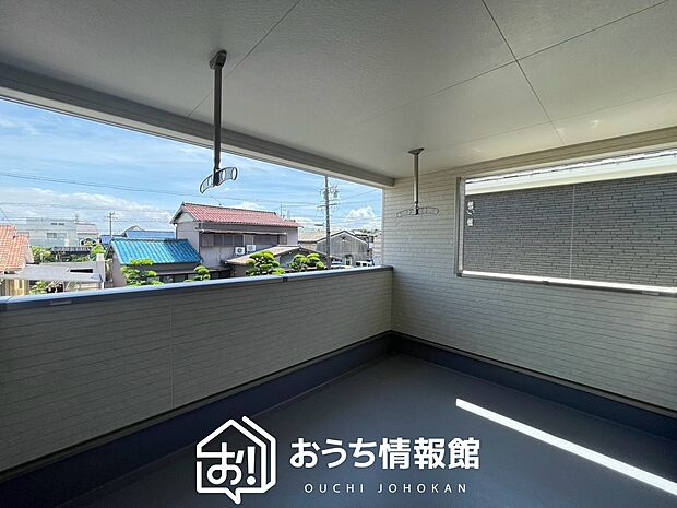 【バルコニー】奥行きが広く、洗濯物をゆったりと干せる十分な広さで、家族の洗濯も捗ります。