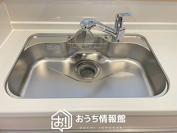 【浄水器内臓ハンドシャワー付シンク】広々とした凸型シンクに洗剤ポケットを標準装備。すっきり収納できます。
また、蛇口の先端に浄水器を内蔵しているため場所をとりません。