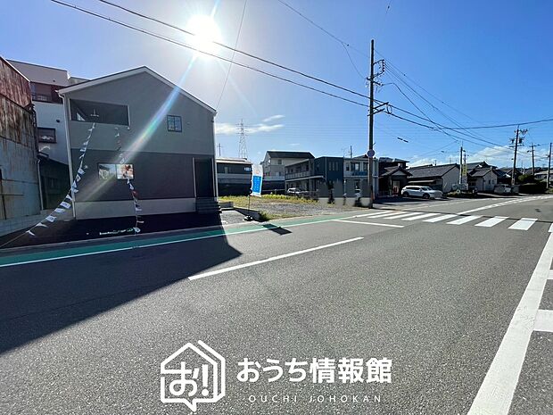 【現地写真(前道含む外観)】軽くて火災に強い屋根材を採用し、地震時の建物への負担や揺れを軽減しています。