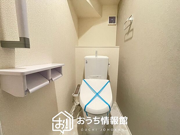 【トイレ】汚れてもサッとひと拭きでお手入れ簡単、エコ仕様の温水洗浄便座付きのトイレです。
バリアフリーにも配慮しています。