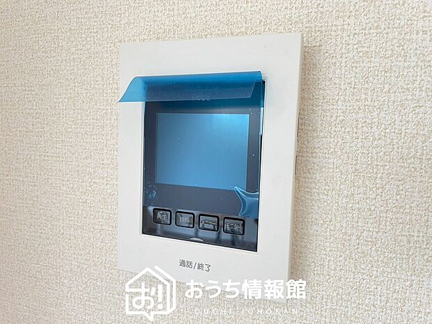 【TVモニター付インターホン】録画機能付きで、自動録画のほか、手動録画もできます。
受話、呼出音量の調整、明るさ調整が可能です。また、来訪者をズーム機能でズームアップして確認できます。