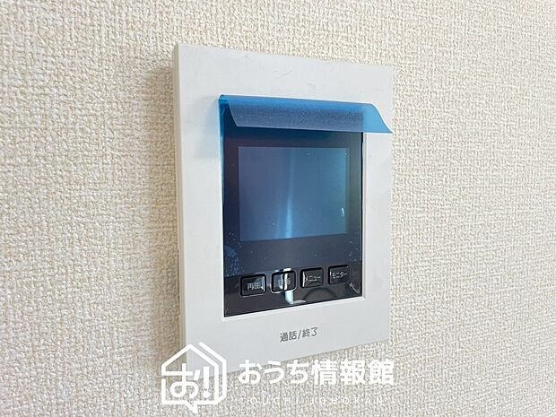 【TVモニター付インターホン】録画機能付きで、自動録画のほか、手動録画もできます。
受話、呼出音量の調整、明るさ調整が可能です。また、来訪者をズーム機能でズームアップして確認できます。