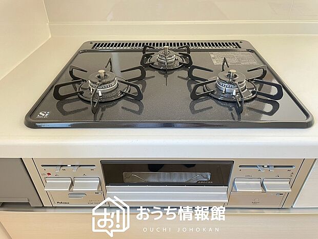 【ビルトインコンロ】フラットな構造で清掃性が高く、過熱防止センサー付３口タイプで日頃の家事も快適です。