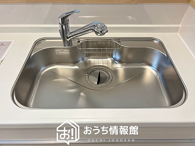 【浄水器内臓ハンドシャワー付シンク】広々とした凸型シンクに洗剤ポケットを標準装備。すっきり収納できます。
また、蛇口の先端に浄水器を内蔵しているため場所をとりません。