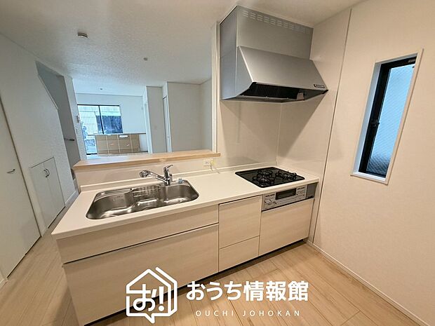 【現地写真(キッチン)】収納たっぷりのシステムキッチン、浄水器付水栓を標準装備しています。