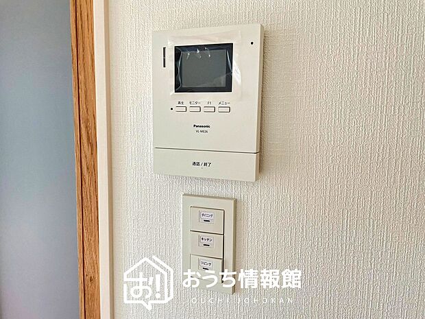 【TVモニター付インターホン】手放し通話ができ、送話表示灯で送話・受話状態が確認できます。
映像と音声で玄関先の様子をチェックできるモニター機能や、夜間の訪問者の顔も確認できるLEDライトを装備しています。