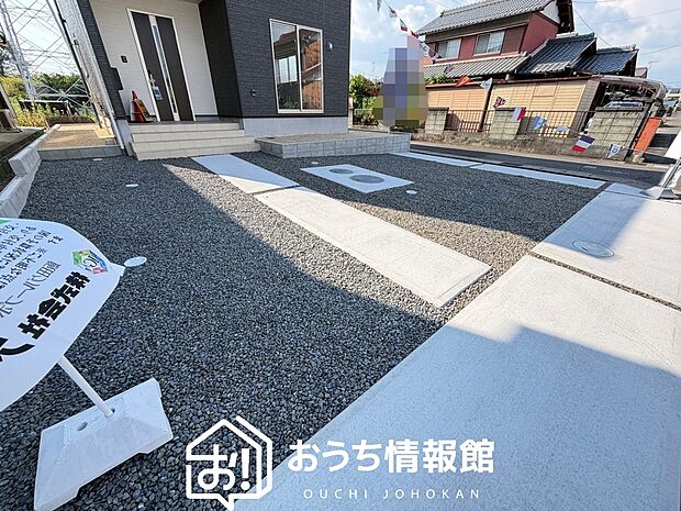 【現地写真（駐車場）】駐車スペースが広く、運転が苦手な方も安心です。