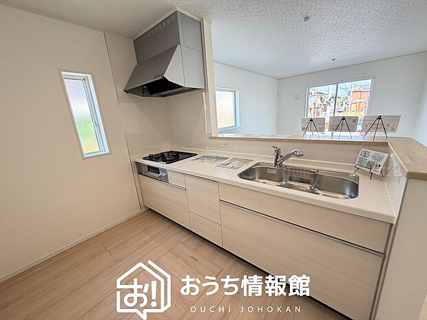 【現地写真（キッチン）】収納たっぷりのシステムキッチン、浄水器付水栓を標準装備しています。
