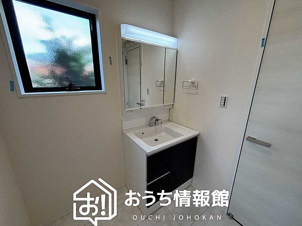 【洗面台・洗面所】鏡の両サイドは、必要なものを取出しやすく、大きな鏡面で朝の準備も快適。
使いやすいリフトアップ機能付きのシングルレバーシャワー水栓付です。